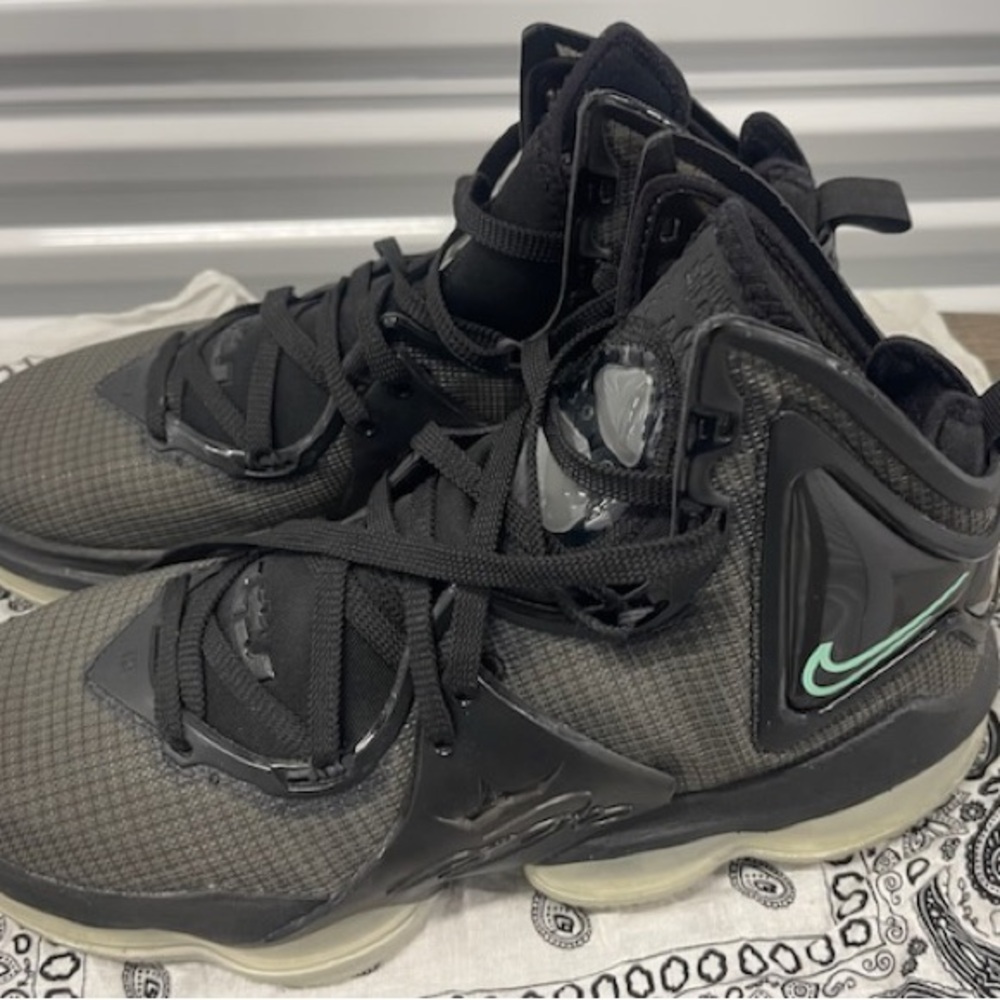 Nike Kids Black and Mint Sneakers